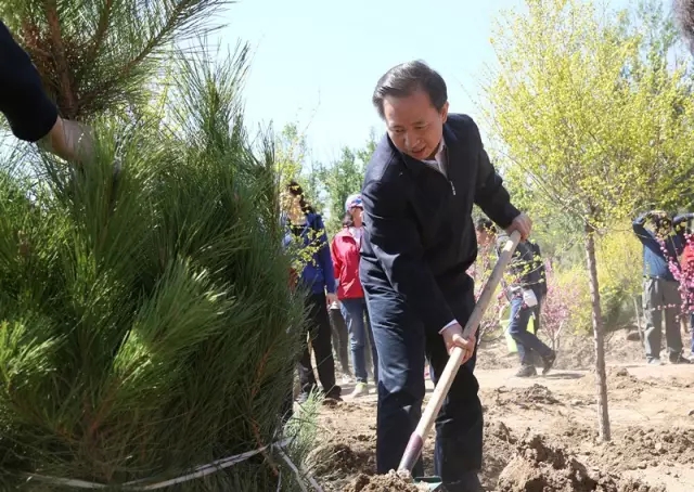 我省教育系統(tǒng)舉行“我為增綠減霾植棵樹”義務(wù)植樹活動